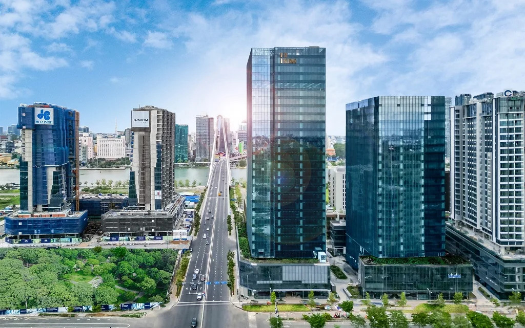 Cầu Ba Son gần The Hallmark