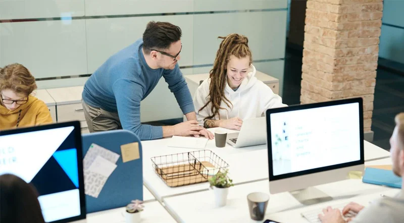 làm việc trong không gian hot desking