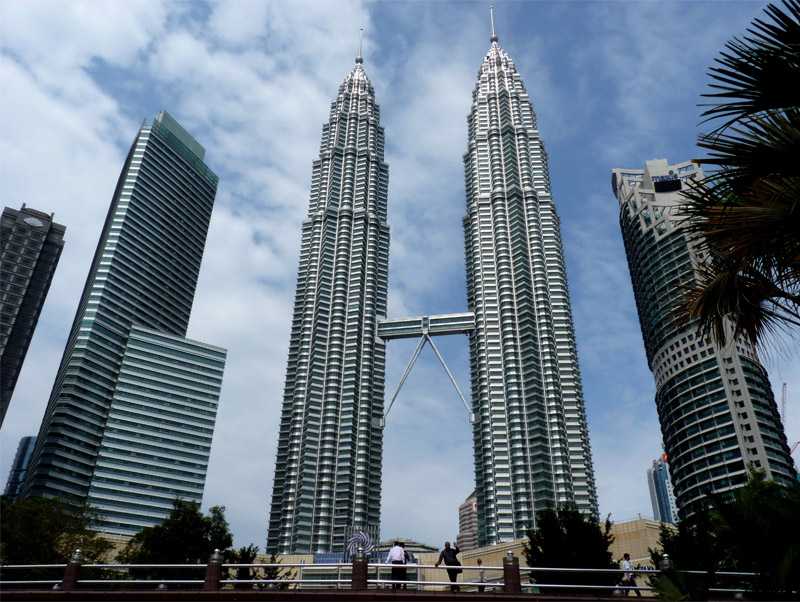 Tháp đôi Petronas là 1 tòa nhà cao nhất đông nam á
