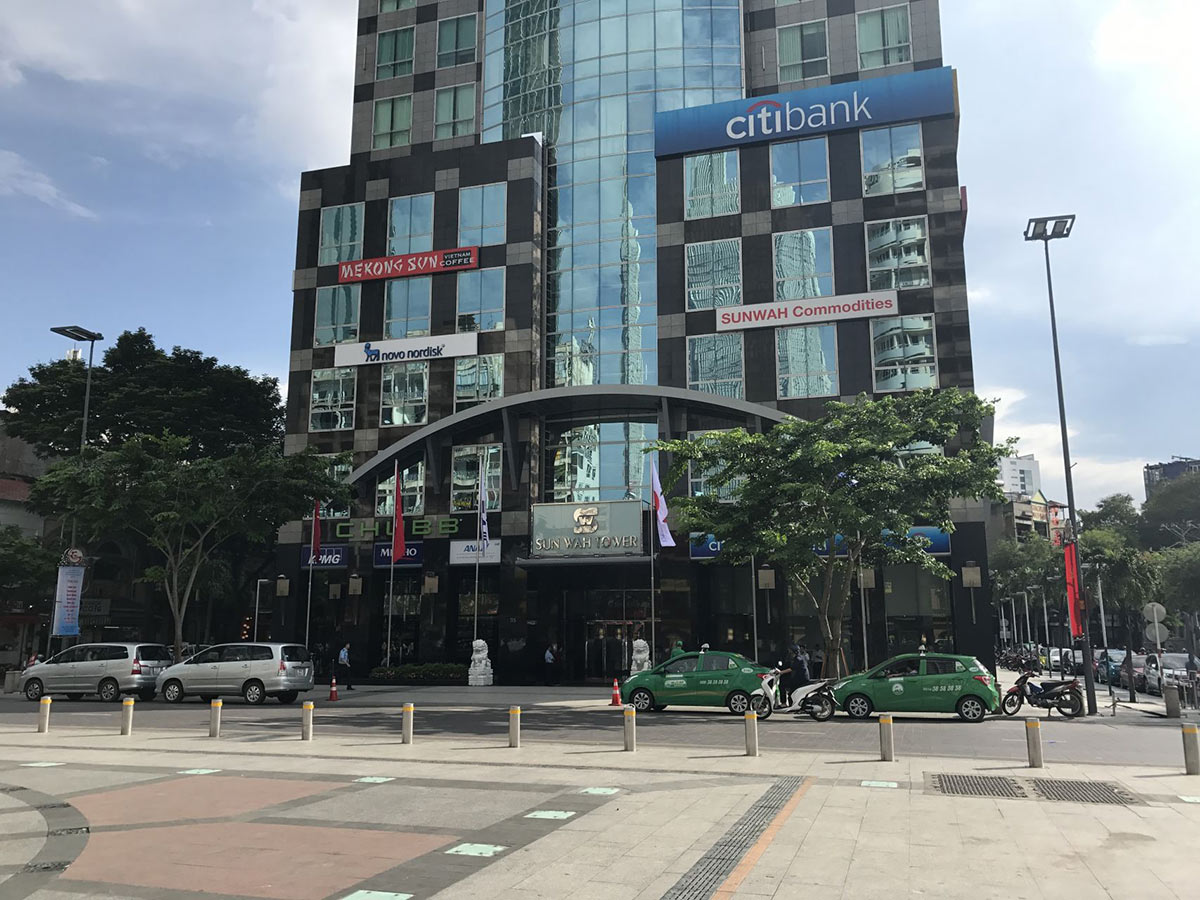 Tòa nhà Sun Wah Tower nằm ở vị trí thuận lợi cho sự phát triển và mở rộng hoạt động của các doanh nghiệp